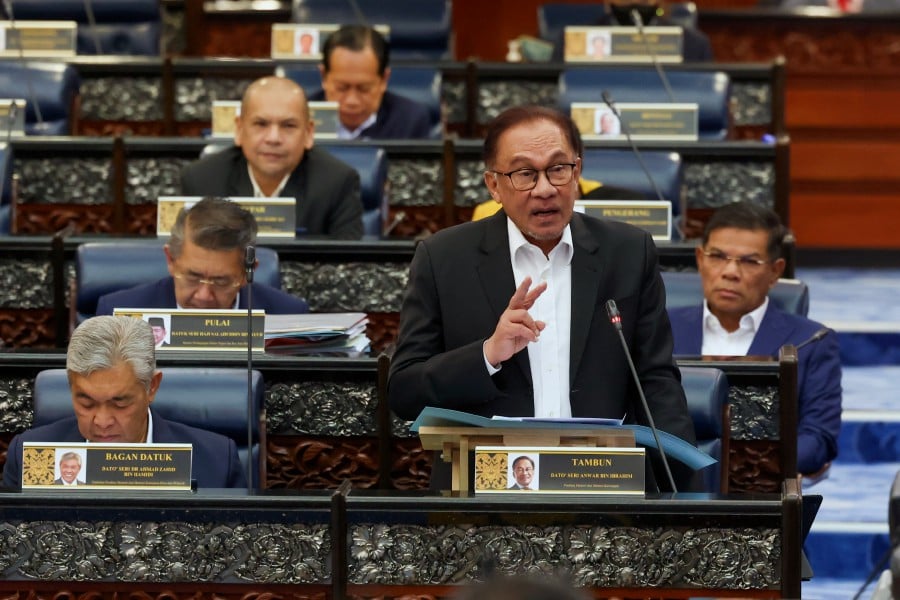 Prime Minister Datuk Seri Anwar Ibrahim says the RM170 billion worth of investments commitment from China will be implemented this year or latest by next year.- BERNAMA Pic