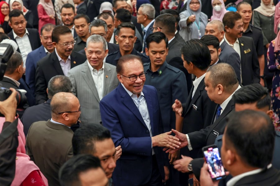 Datuk Seri Anwar Ibrahim has instructed small projects such as school renovations and dilapidated clinics under the supervision of the Public Works Department (PWD) to be transferred to other departments or the district offices. - BERNAMA pic