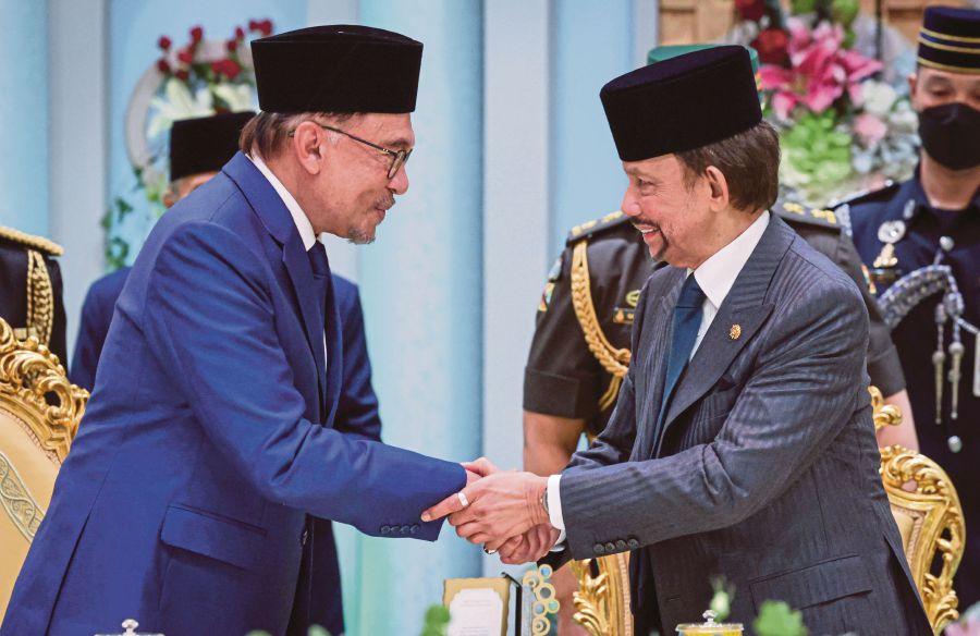 Picture taken on 25 Jan 2023, shows -- Prime Minister Datuk Seri Anwar Ibrahim (left) shakes hands with the Sultan of Brunei Sultan Hassanal Bolkiah at the Official Dining Ceremony at Istana Nurul Iman. - BERNAMA Pic