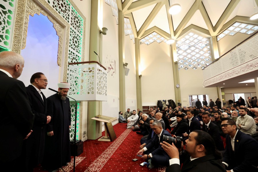 Prime Minister Datuk Seri Anwar Ibrahim today performed Friday prayers at the Al Nour Mosque in Hamburg’s Horn district here. - BERNAMA pic