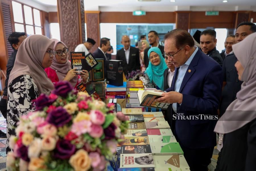 Authors and artists should be given space in their works and not be subjected to restrictions, said Prime Minister Datuk Seri Anwar Ibrahim.