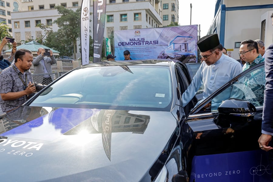 Prime Minister Datuk Seri Anwar Ibrahim glided serenely through the city's streets today, seated in a green hydrogen-fueled car as he made his way to the Prime Minister’s Office. - BERNAMA pic