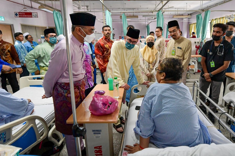 The government will look into speeding up the necessary facilities in the third class ward of Hospital Kuala Lumpur (HKL), said Prime Minister Datuk Seri Anwar Ibrahim. - BERNAMA pic