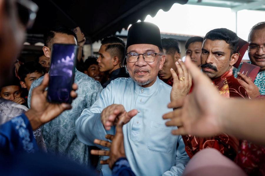 Prime Minister Datuk Seri Anwar Ibrahim urged Malaysians to use the Songkran festival celebrations this year as a platform to strengthen unity, peace and harmony among the various races and religions. - BERNAMA / AMIRUL AZMI
