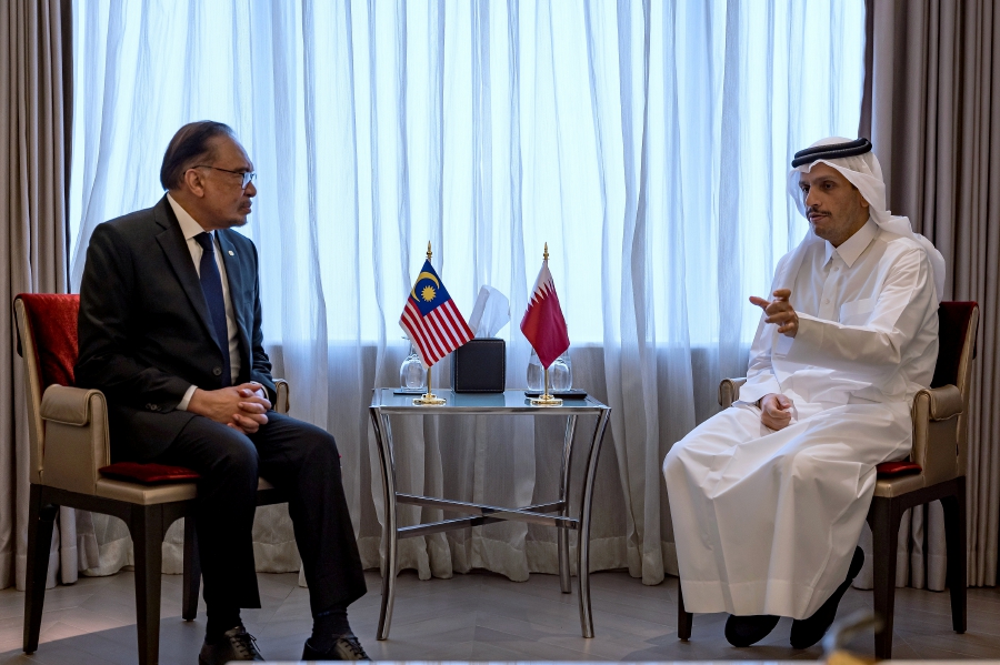 Prime Minister Datuk Seri Anwar Ibrahim holds a bilateral discussion with his counterpart from Qatar, Sheikh Mohammed Abdulrahman Al-Thani (right), on the sideline of the World Economic Forum (WEF) Special Meeting. - BERNAMA pic