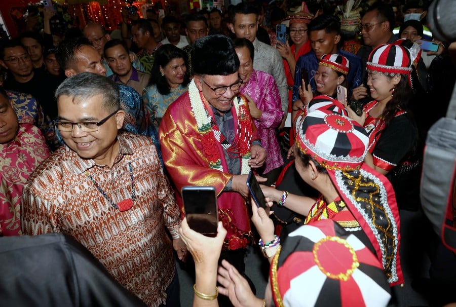 Prime Minister Datuk Seri Anwar Ibrahim meeting participants of the national-level Unity Week 2024 Celebration in Johor Baru tonight. (Bernama Pic)--fotoBERNAMA (2024) HAK CIPTA TERPELIHARA