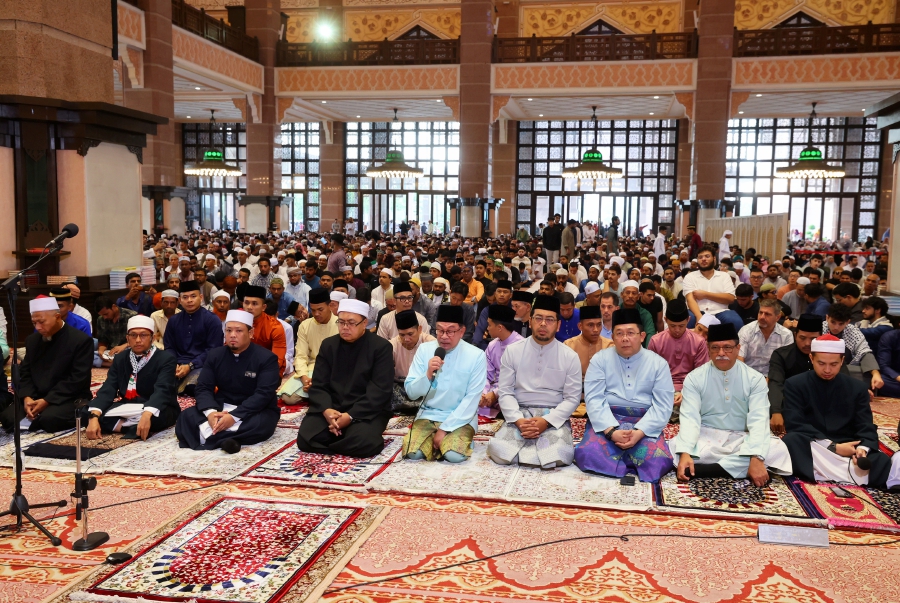 Prime Minister Datuk Seri Anwar Ibrahim (fifth from right) recited takbir raya with the congregation before performing the Aidiladha prayers led by the Grand Imam of Putra Mosque Salahuddin Ghozali at Putra Mosque today. - BERNAMA pic