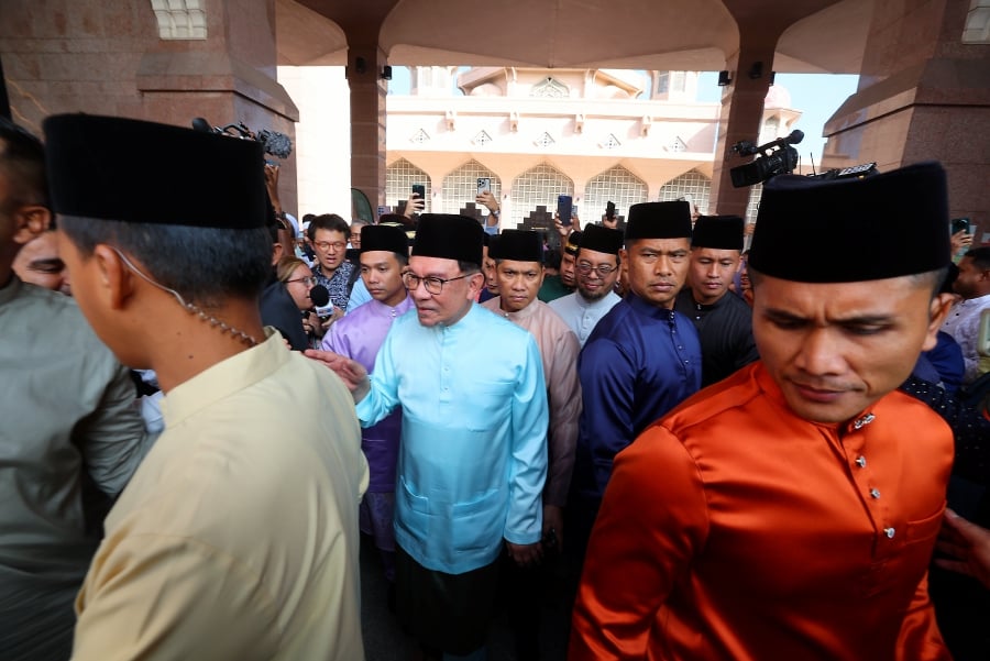 Prime Minister Datuk Seri Anwar Ibrahim said the Ops Tiris operation had been expanded to curb the smuggling and misuse of controlled items, namely refined white sugar (coarse and fine), 1 kg polybagged cooking oil, RON95 petrol, and liquefied petroleum gas. - BERNAMA pic