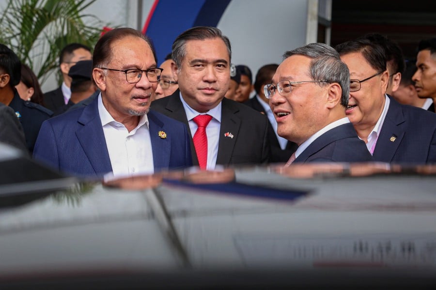 Prime Minister Datuk Seri Anwar Ibrahim with Chinese Premier Li Qiang at the Malaysia-China Business Community luncheon here today. (Bernama Pic) 