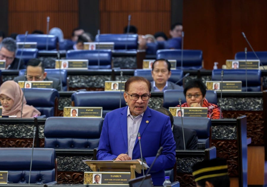 Prime Minister Datuk Seri Anwar Ibrahim has reminded politicians not to politicise the issue of the constitutional challenge to the Kelantan Syariah Law petition filed by lawyer Nik Elin Zurina Nik Abdul Rashid. BERNAMA PIC