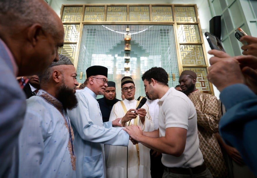 As the Prime Minister circulated and greeted the congregants after presenting a donation of the Quran from the government to the mosque, the event's emcee announced that a man known as Andrew wanted to convert to Islam and requested Anwar to come forward. -BERNAMA PIC