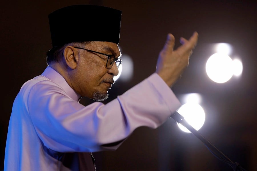 Datuk Seri Anwar Ibrahim criticised certain political leaders for resorting to complaints and condemnation instead of engaging in constructive dialogue. BERNAMA PIC