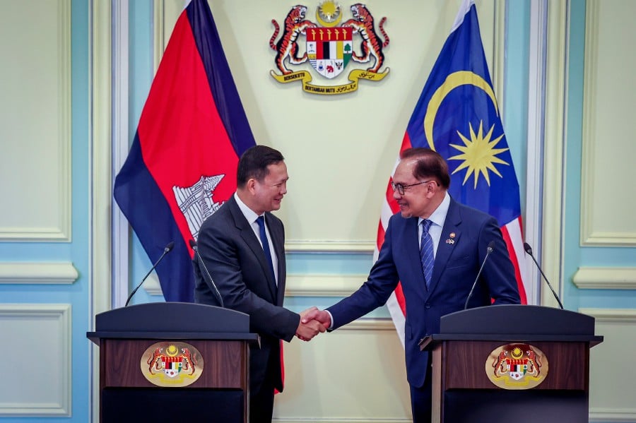 Prime Minister Datuk Seri Anwar Ibrahim (right) shaking hands with his counterpart Hun Manet from Cambodian at a joint press conference at the Perdana Putra Building today. BERNAMA PIC
