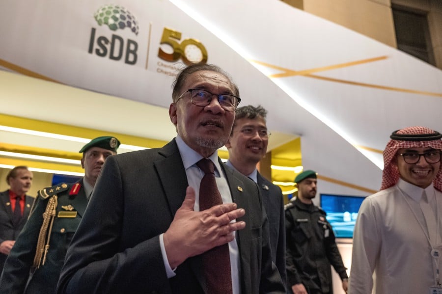 RIYADH: Prime Minister of Malaysia Datuk Seri Anwar Ibrahim and IsDB president and chairman Dr Muhammad Al Jasser witnessed the signing of the landmark MoU, the first of its kind between the Malaysian capital market regulator and the premier multilateral development bank of the Global South. — BERNAMA