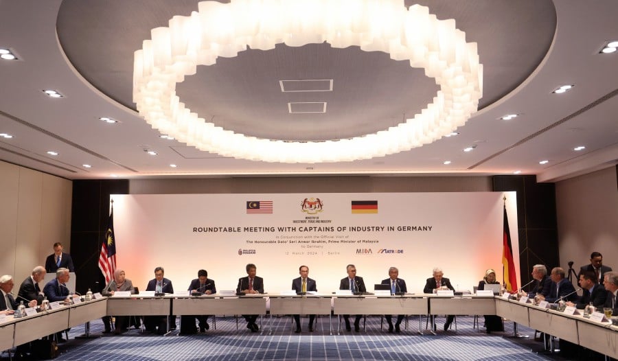Prime Minister Datuk Seri Anwar Ibrahim (centre) attended the Round Table Meeting with Captains of Industry here today. Also present were Foreign Minister Datuk Seri Mohamad Hasan and Minister of Investment, Trade and Industry Tengku Datuk Seri Zafrul Tengku Abdul Aziz. BERNAMA PIC