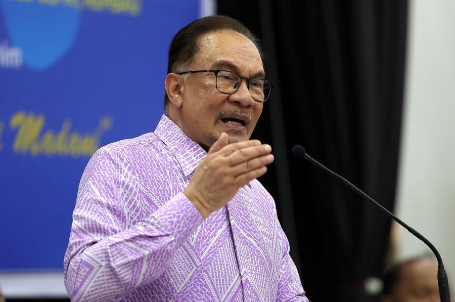 Prime Minister Datuk Seri Anwar Ibrahim will bring the issue of contract hiring and withdrawal of the pension scheme for civil servants to the cabinet for debate. BERNAMA PIC