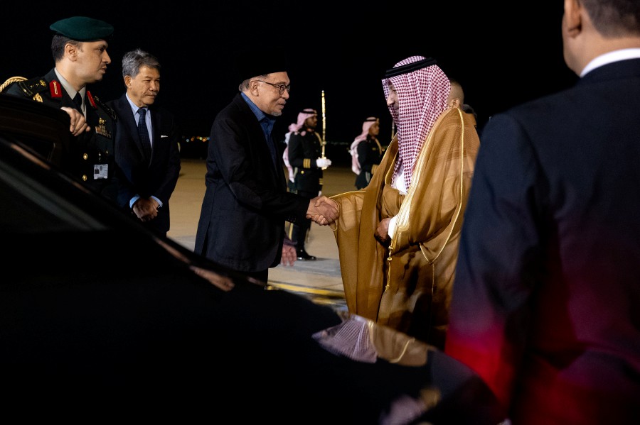 Malaysian Prime Minister Datuk Seri Anwar Ibrahim arrived here on Saturday night for a three-day working visit to participate in the World Economic Forum’s (WEF) Special Meeting. BERNAMA PIC