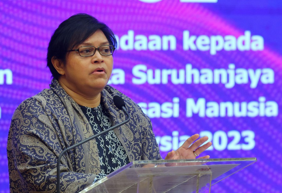Minister in the Prime Minister's Department (Law and Institutional Reform) Datuk Seri Azalina Othman Said delivered a speech at the Legal Affairs Division Monthly Assembly of the Prime Minister's Department (Law and Institutional Reform) for the Month of April 2024 and hosted an Aidilfitri gathering at BHEUU, JPM in Presint 3 today. - Bernama pic