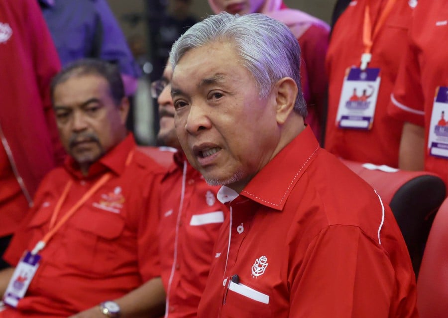 Datuk Seri Dr Ahmad Zahid Hamidi had dropped a hint that Umno’s candidate for the upcoming Kemaman by-election could be someone from outside the party hierarchy. BERNAMA PIC