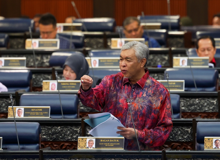 Deputy Prime Minister Datuk Seri Dr Ahmad Zahid Hamidi said the aid should be distributed to victims without taking into account their political leanings. - BERNAMA pic