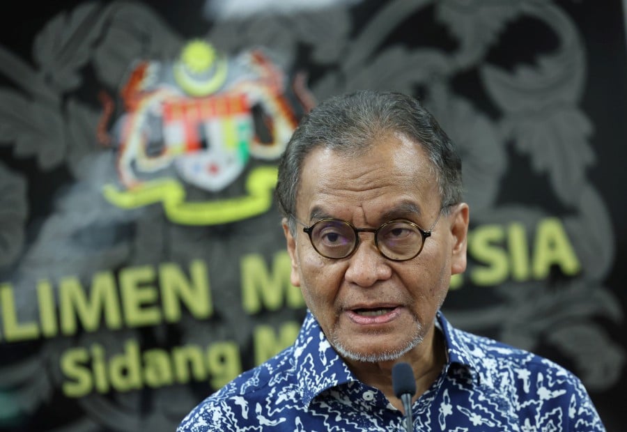 The bill, presented by the Health Minister, Datuk Seri Dr Dzulkefly Ahmad, includes provisions such as prohibiting the sale and purchase of tobacco products, smoking materials, or tobacco substitute products, as well as providing any smoking services to minors. BERNAMA PIC