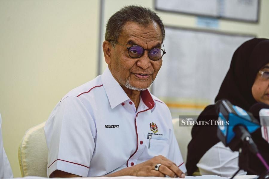 The damages or defects in the surgery complex at the Sultan Idris Shah Hospital (HSIS) Heart Centre in Serdang will undergo repairs by next month, said Health Minister Datuk Seri Dr Dzulkefly Ahmad. - Bernama pic