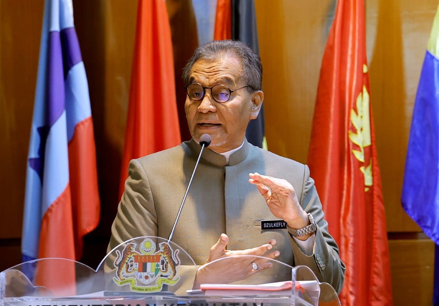 Health Minister Datuk Seri Dr Dzulkefly Ahmad said although there had been a downward trend in the number of local infections, the public should continue practising preventive measures. BERNAMA PIC