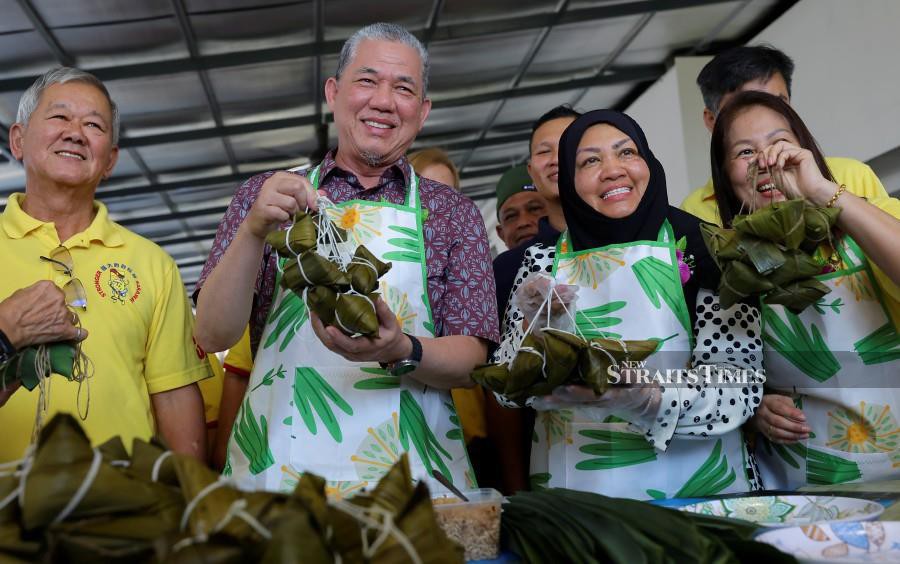 Fadillah (second from left) and wife Datin Seri Ruziah (third from left) preparing Bak Chang at the Dragon Boat Festival celebration today - BERNAMA PIC 