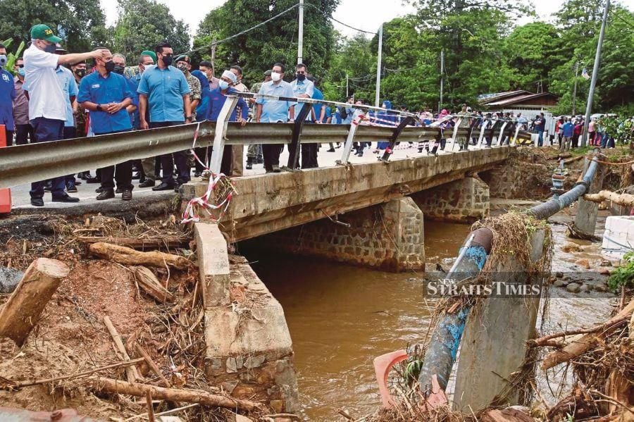 Ismail Sabri visits flood-hit areas in Merbok and Yan [NSTTV]