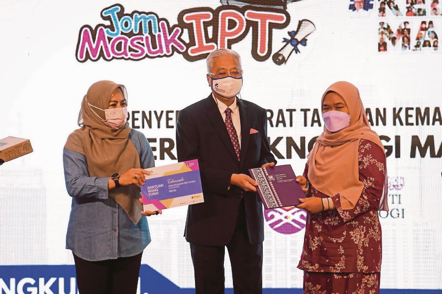 Prime Minister Datuk Seri Ismail Sabri Yaakob today presented offer letters for admission to universities, polytechnics and community colleges to students under the ‘Jom Masuk IPT’ programme in conjunction with the 100-day Aspirasi Keluarga Malaysia (Malaysian Family Aspirations) (AKM) programme. -BERNAMA PIC