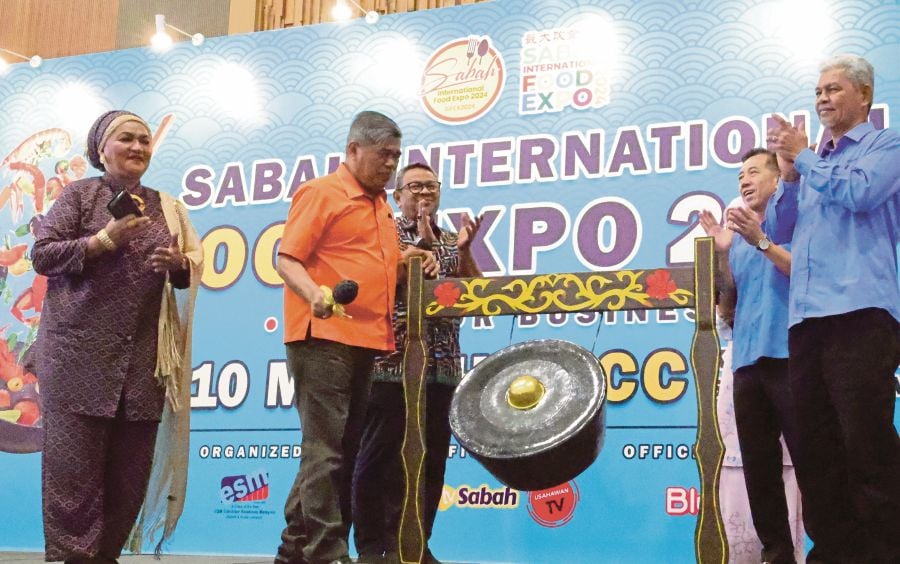  Agriculture and Food Security Minister Datuk Seri Mohamad Sabu (second from left) officiating the Sabah International Food Expo 2024 (SIFEX2024) at the Sabah International Convention Centre (SICC), Bernama Pic