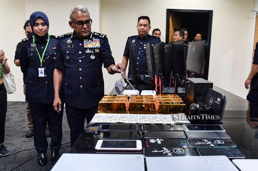 Datuk Seri Ramli Mohamed Yoosuf showing the confiscated materials, including gold bars, to journalists earlier today - BERNAMA PIC