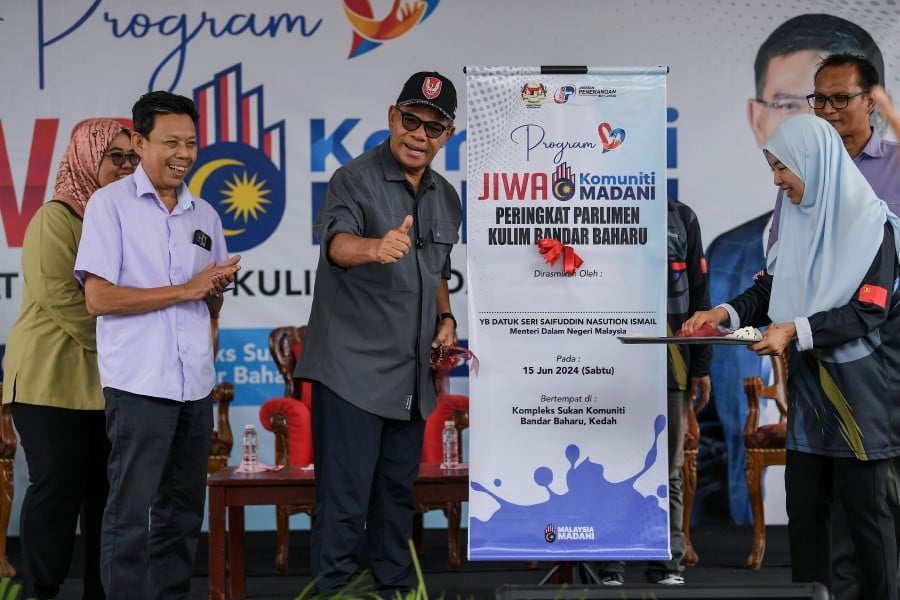 Home Minister Datuk Seri Saifuddin Nasution Ismail launching the Kulim Bandar Baharu-level ‘Program Jiwa Komuniti Madani’ programme here today. (Bernama Pic)