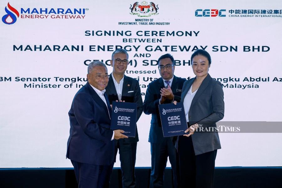 Investment, Trade and Industry Minister Tengku Datuk Seri Zafrul Tengku Abdul Aziz (second, left) witnessed the exchange of agreement documents between the Executive Chairman of Maharani Energy Gateway Sdn. Bhd. Grandfather Dr. Daing A Malek Daing A Rahaman (left) and Deputy President of the Southeast Asia Division of China Energy International Group (CEIG) (M) Sdn. Bhd. Fan Yi (right) at the Agreement Signing Ceremony Between Maharani Energy Gateway Sdn. Bhd. And CEIG (M) Sdn. Bhd., at Menara MITI.-- fotoBERNAMA (2023)