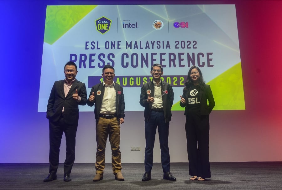 Deputy Youth and Sports Minister Datuk Seri Ti Lian Ker (second from left) at the Press conference of ESL One 2022 Championships in PJ. Also present were Assistant Vice President Promotions & Entertainment at Resorts World Genting, Roger Ong (left), ESI chief executive officer, Ahmed Faris Amir (second from right) and Operations Manager SEA at ESL Gaming, Caitlin Kang (right). - BERNAMA pic. 