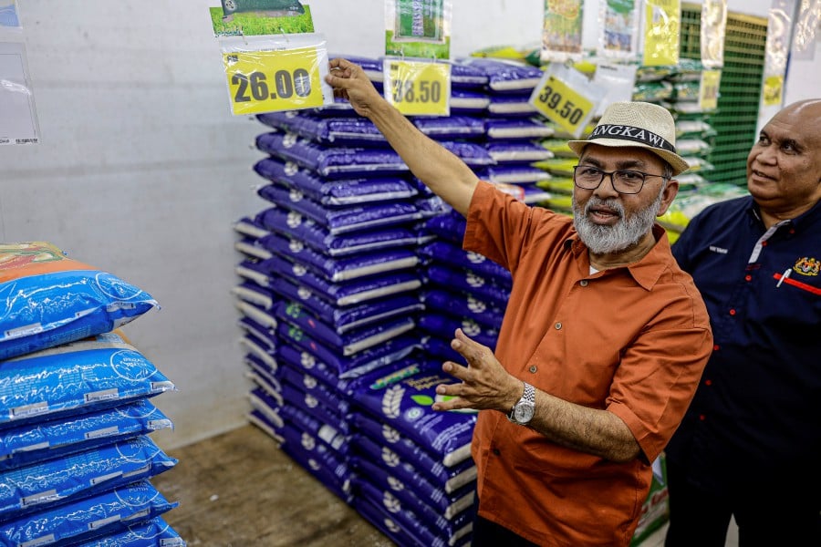 National Action Council on Cost of Living (Naccol) food cluster task force chairman Datuk Syed Abu Hussin Hafiz Syed Abdul Faisal said after checking 105 hypermarkets nationwide, only five were selling local white rice. BERNAMA PIC