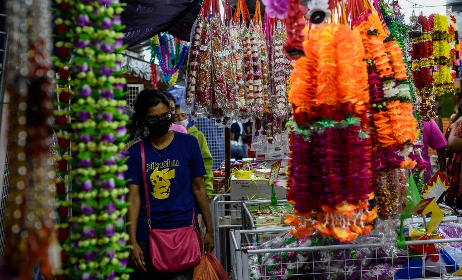 After two years of subdued celebrations in the country due to the Covid-19 pandemic, the air is currently filled with excitement this Deepavali. - Bernama pic