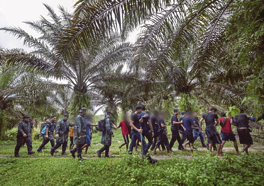 Police have re-arrested another 26 illegal immigrants who escaped from the Bidor Temporary Immigration Depot today. - BERNAMA pic