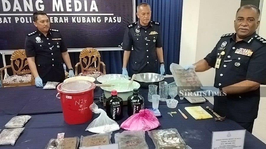 State Narcotics Crime Investigation Department (NCID) chief Assistant Commissioner Mohd Taufik Maidin (right) said the two men were detained by a team from the Kubang Pasu NCID. - NSTP/ZULIATY ZULKIFFLI