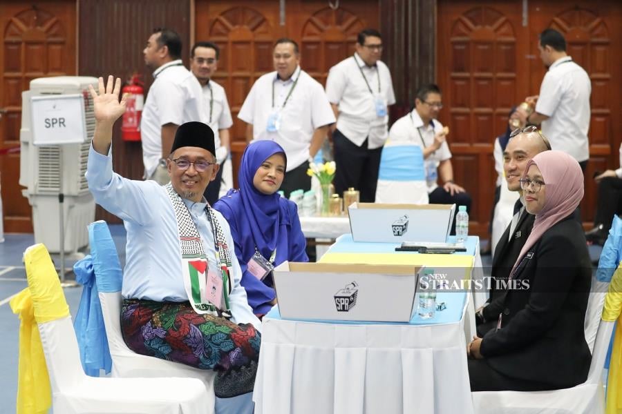 Unity government’s candidate for the Sungai Bakap by-election, Dr Joohari Ariffin, arrived at the nomination centre at Dewan Serbaguna Jawi here about 8.47am. - NSTP/MIKAIL ONG. 