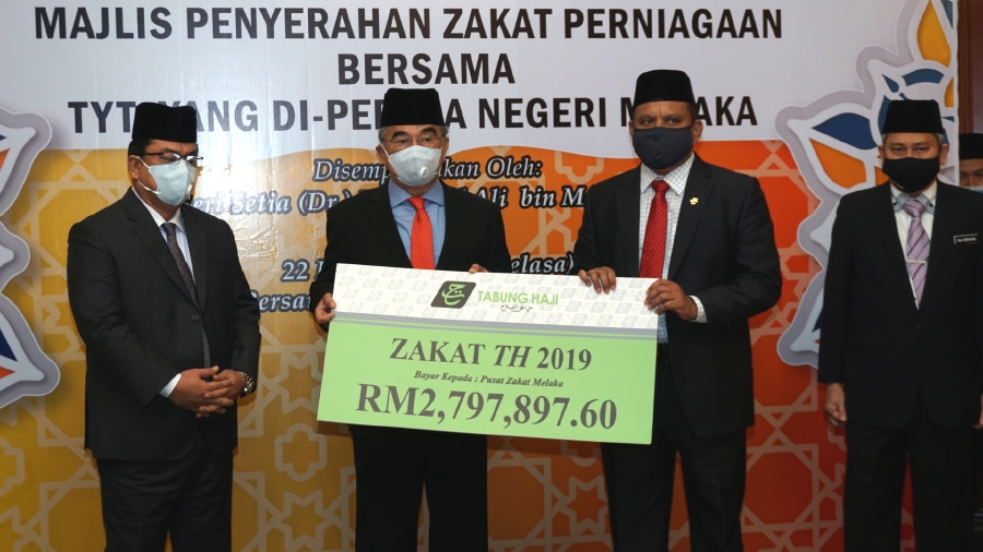 His Excellency Tun Seri Setia (Dr.) Haji Mohd Ali bin Mohd Rustam, Yang di-pertua for the state of Melaka received zakat payment from Tuan Haji Mohamed Zahir bin Hussin @ Yusof, Director of Tabung Haji Melaka.