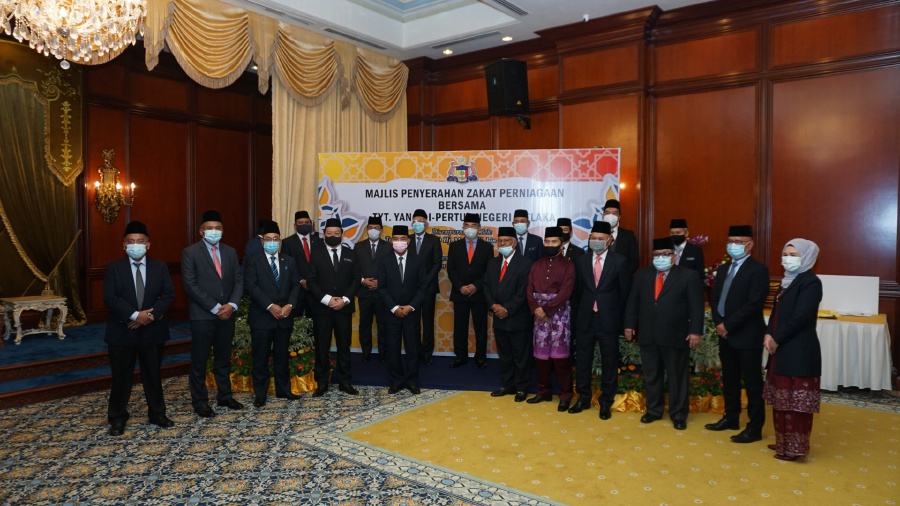 His Excellency Tun Seri Setia (Dr.) Haji Mohd Ali bin Mohd Rustam, Yang di-pertua for the state of Melaka poses with representatives from every agency and organization who attended the zakat handover ceremony.