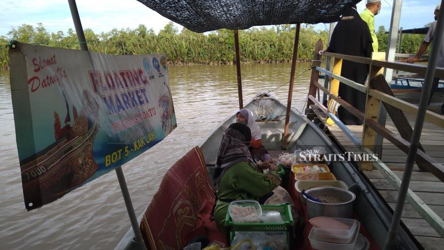 Cerana Villa Floating Market makes an exciting item in a tourist’s itinerary