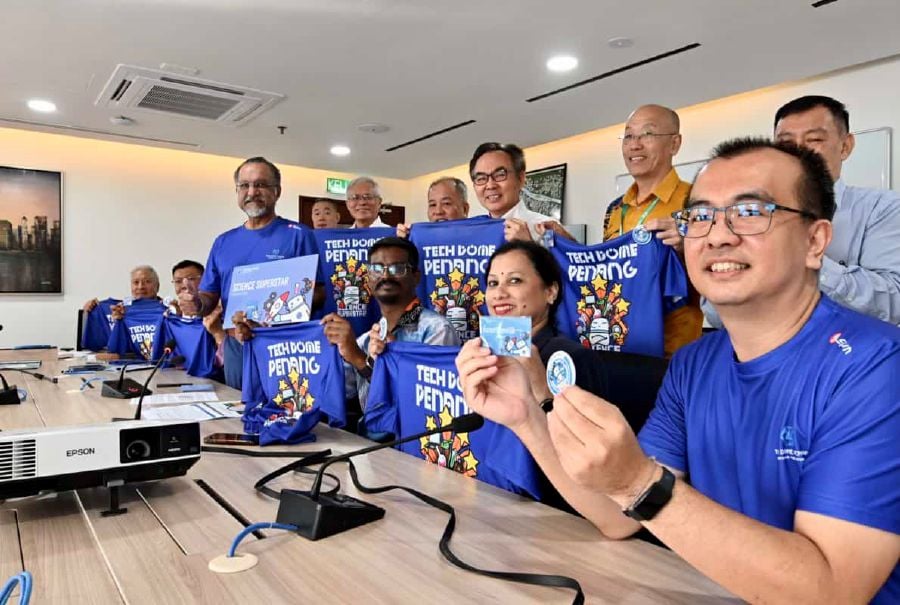 Jagdeep (standing, front row) and Khoo (seated, right) promoting the membership card together with the Tech Dome Penang board of directors. - File pic credit (Buletin Mutiara)