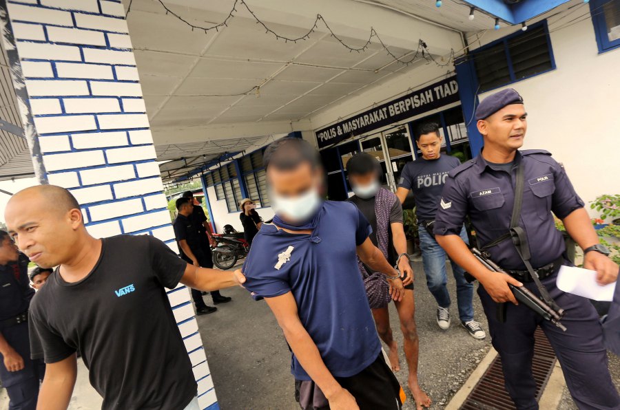 Immigration director-general Datuk Ruslin Jusoh said this makes a total of 76 illegal immigrants who have been successfully captured as of 10pm last night.- BERNAMA pic