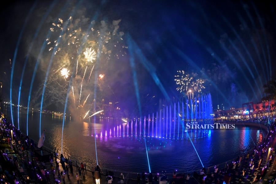 Spread over 14,000 square feet of seawater, the fountain�s super shooter stands tall at 105 metres and comes alive with over 3,000 LED lights. (Photo by Karim SAHIB / AFP)