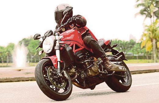 The Monster 821 is dominated by its 821cc powerplant. Pix by ADI SAFRI. 