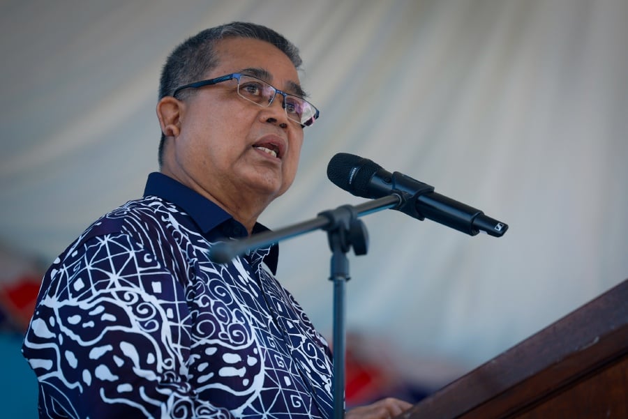 For the first time, a full recitation of the Rukun Negara pledge beginning from the preamble will be held at the Dewan Rakyat sitting tomorrow (Feb 27), said National Unity Minister Datuk Aaron Ago Dagang. - Bernama pic