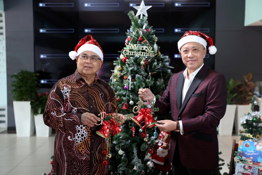 The National Unity Ministry has implemented 632 community-related programmes this year with the recitation of the Rukun Negara pledge as the most successful and widely accepted, said its minister, Datuk Aaron Ago Dagang (left). - Bernama pic