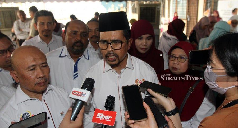 Cuepacs' president, Datuk Adnan Mat, deemed it a wasteful allocation of resources, emphasising that civil servants, as the backbone of the administration, maintain professionalism in their duties. - NSTP file pic